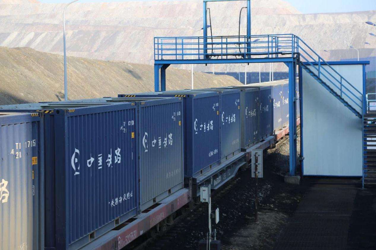 新疆铁路搭建煤炭运输绿色通道 疆煤外运量达5170.9万吨