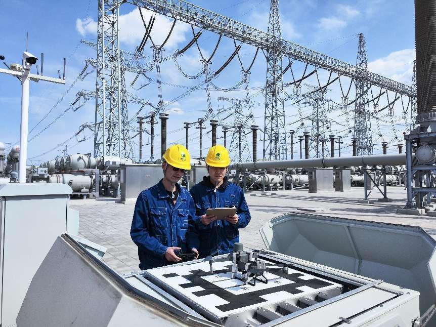 昌吉换流站通过无人机提高设备巡视效率。（李少华 拍摄）