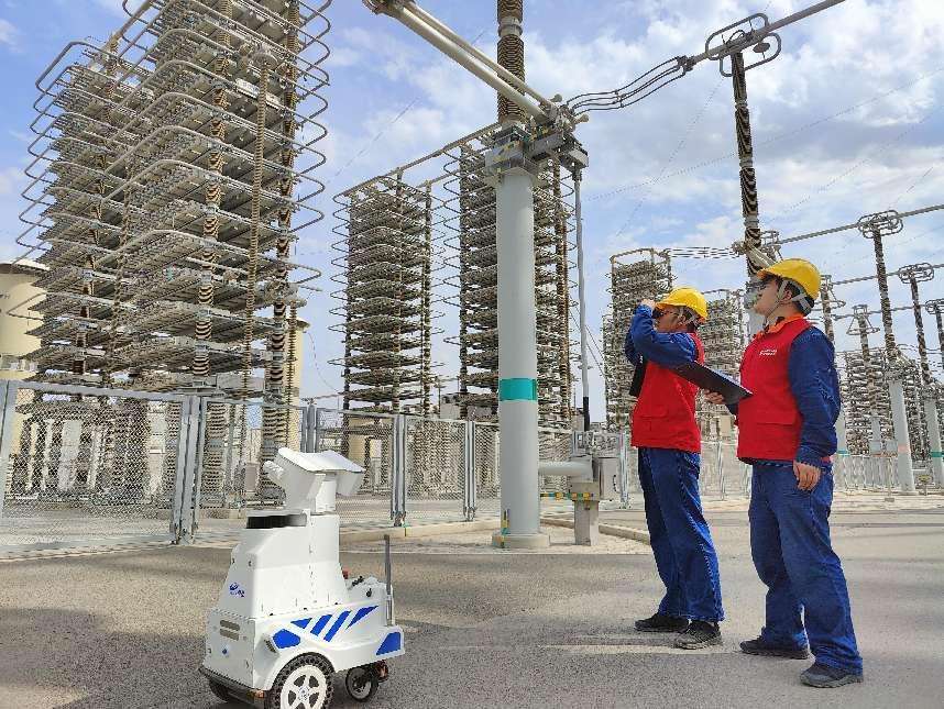 昌吉换流站运行人员开展设备巡视。（李少华 拍摄）