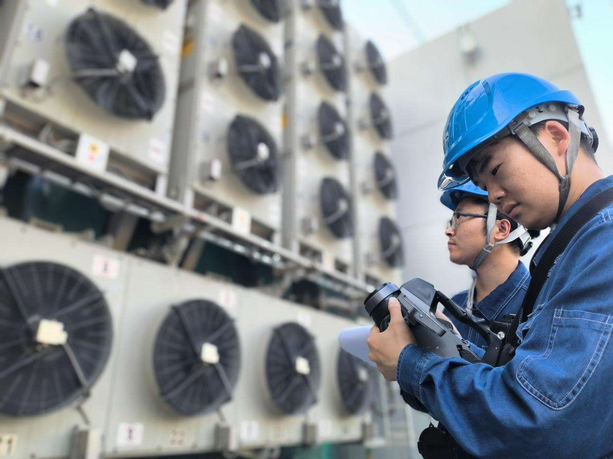 昌吉换流站检修人员开展大负荷测温工作。（高新龙 拍摄）