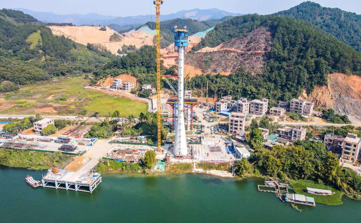广西苍容浔江大桥北塔封顶 微信图片_20231124163654
