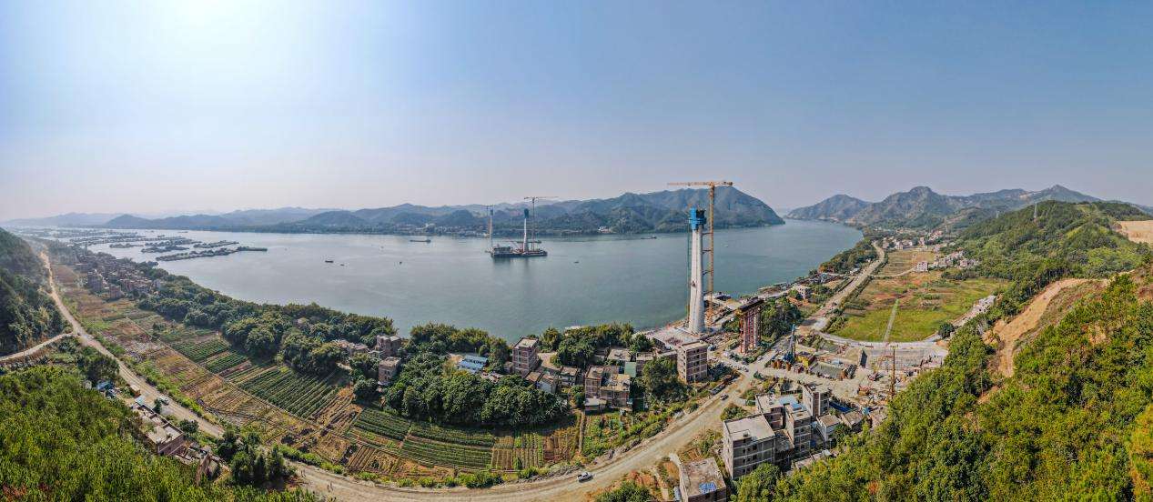 广西苍容浔江大桥北塔封顶