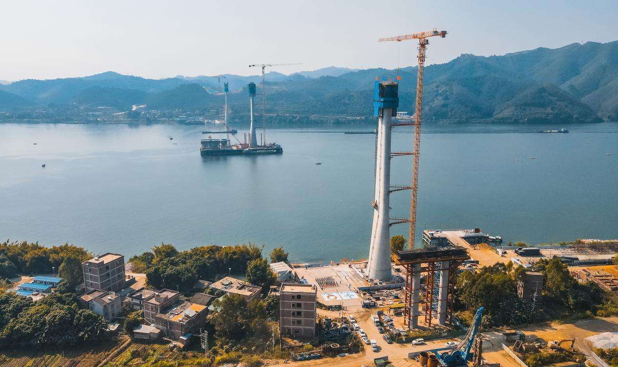 广西苍容浔江大桥北塔封顶 微信图片_20231124163704