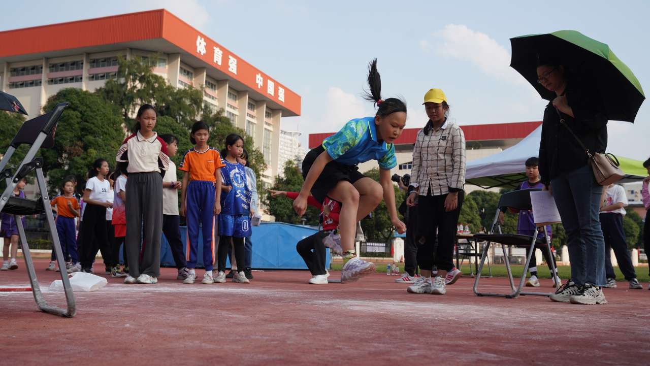 南宁市天桃实验学校教育集团天桃校区举办趣味运动会 立定跳远 (5)
