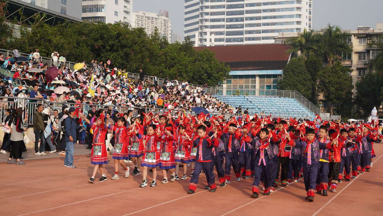 南宁市天桃实验学校教育集团天桃校区举办趣味运动会 年级方块队 (3)