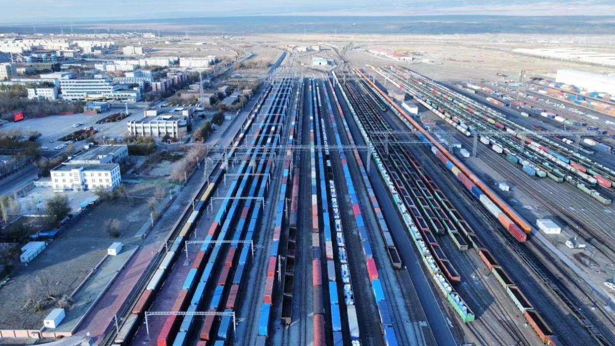 新疆阿拉山口铁路口岸通行中欧（中亚）班列超过6000列