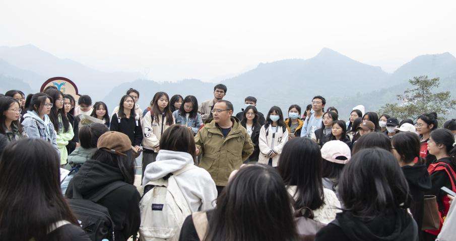 百色学院马克思主义学院：将思政课堂“搬”到田间地头