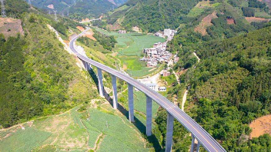 广西北投公路集团田定路通车