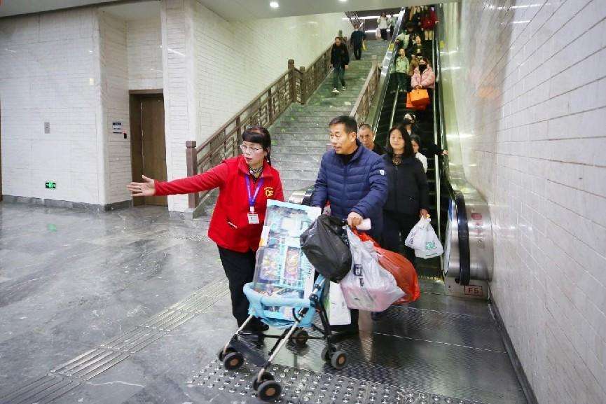 武汉地铁：注册志愿者人数约8万，总服务时长达60万小时