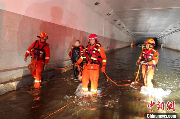 福建南平：车辆误入未通车隧道7人被困 消防安全转移