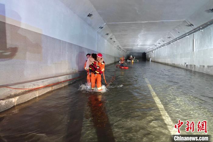 福建南平：车辆误入未通车隧道7人被困 消防安全转移