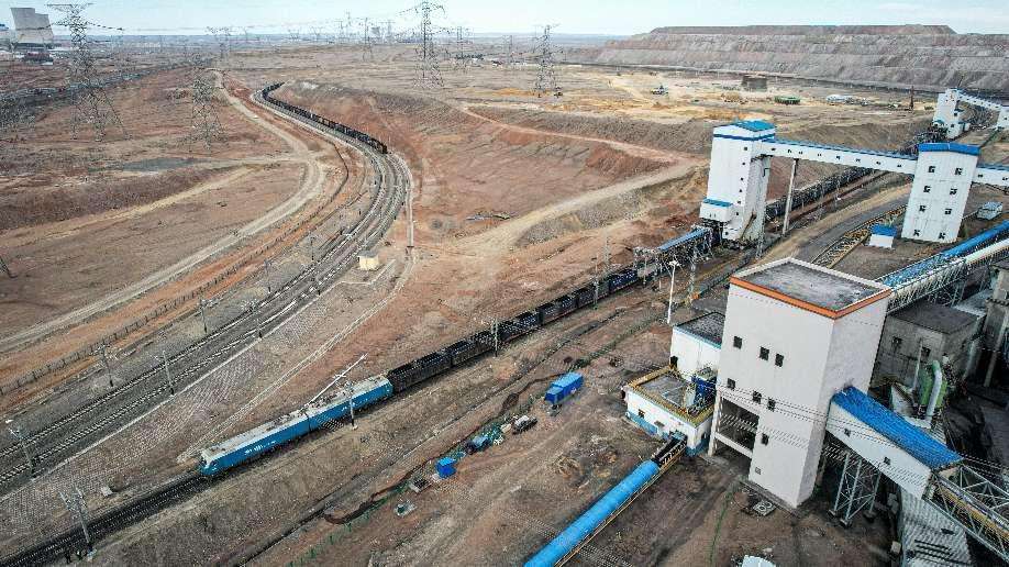 新疆铁路货运量提前13天突破两亿吨