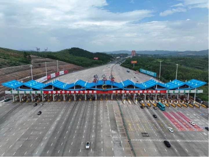 广西南宁东收费站旧貌换新颜
