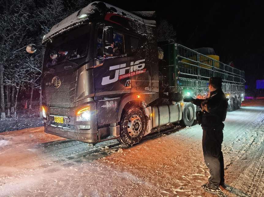 新疆伊犁：突降暴雪 民警深夜救援被困车辆