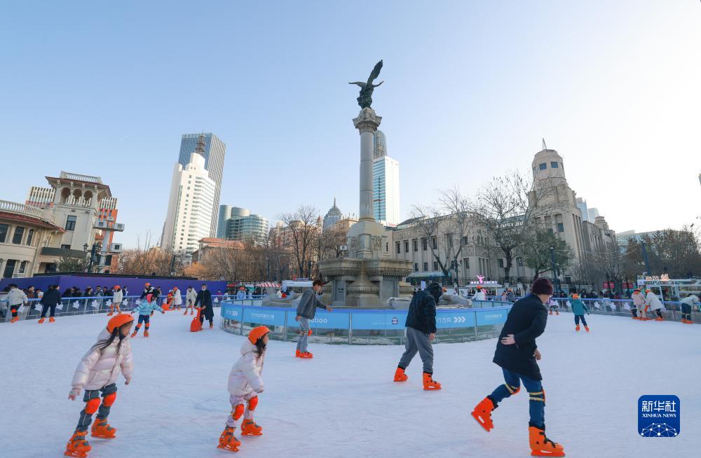 天津：百年街区广场变身露天冰场