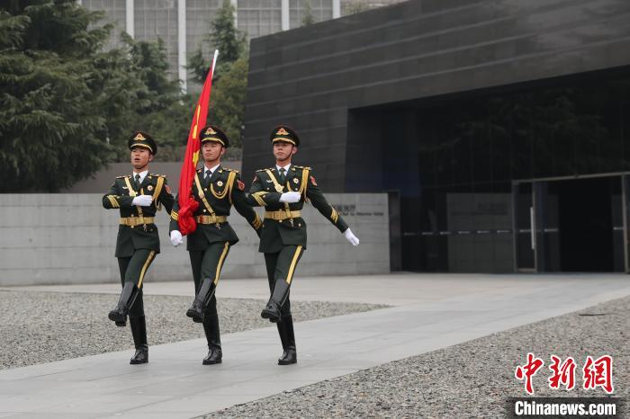 南京大屠杀死难者国家公祭日：举行升国旗、下半旗仪式