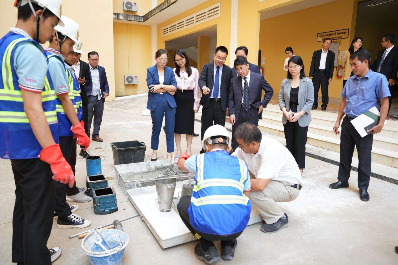 中国—柬埔寨现代建筑工匠学院挂牌成立