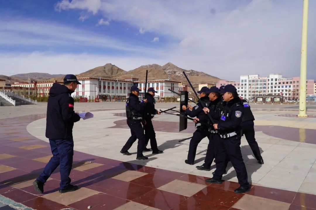 青海省公安厅考核组赴囊谦县公安局开展机动处突力量警务实战考核