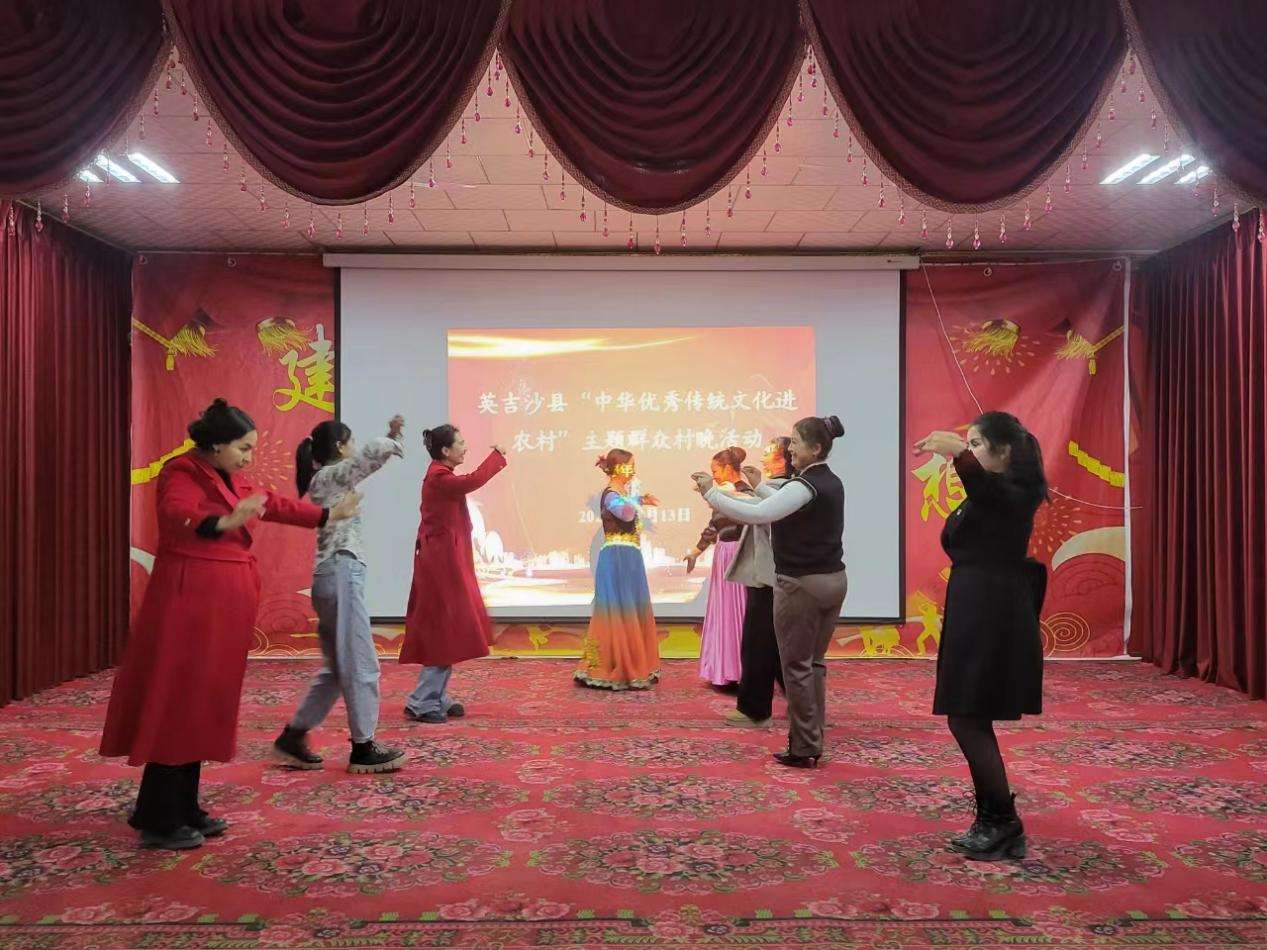 新疆英吉沙县：“村晚”+“非遗”为乡村文化添活力