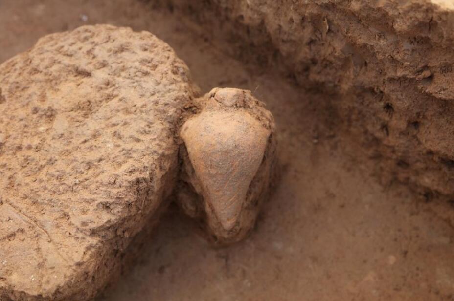 河南裴李岗遗址发现距今7000多年的小口尖底瓶