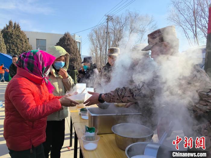 青海民和震区“大家庭”冬至吃饺子 感受不一样的温暖