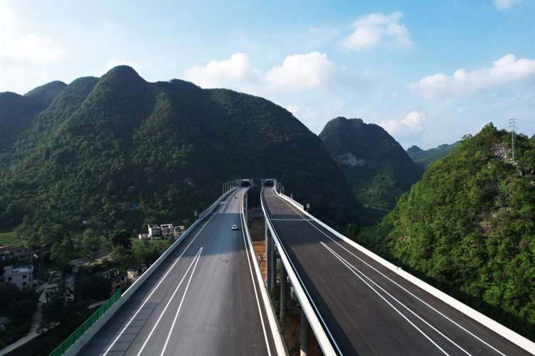 广西天巴高速公路建成通车