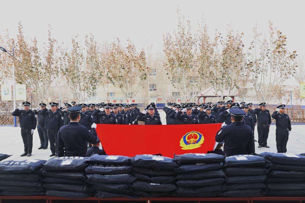 新疆阿瓦提：爱警暖警在行动