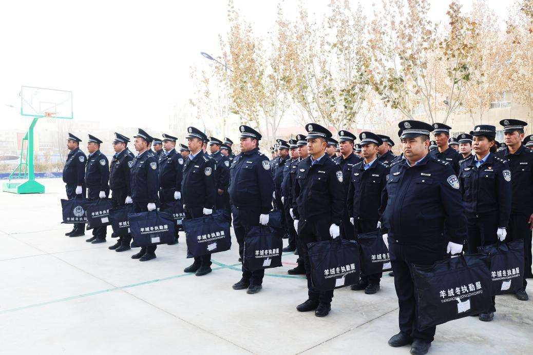 新疆阿瓦提：爱警暖警在行动