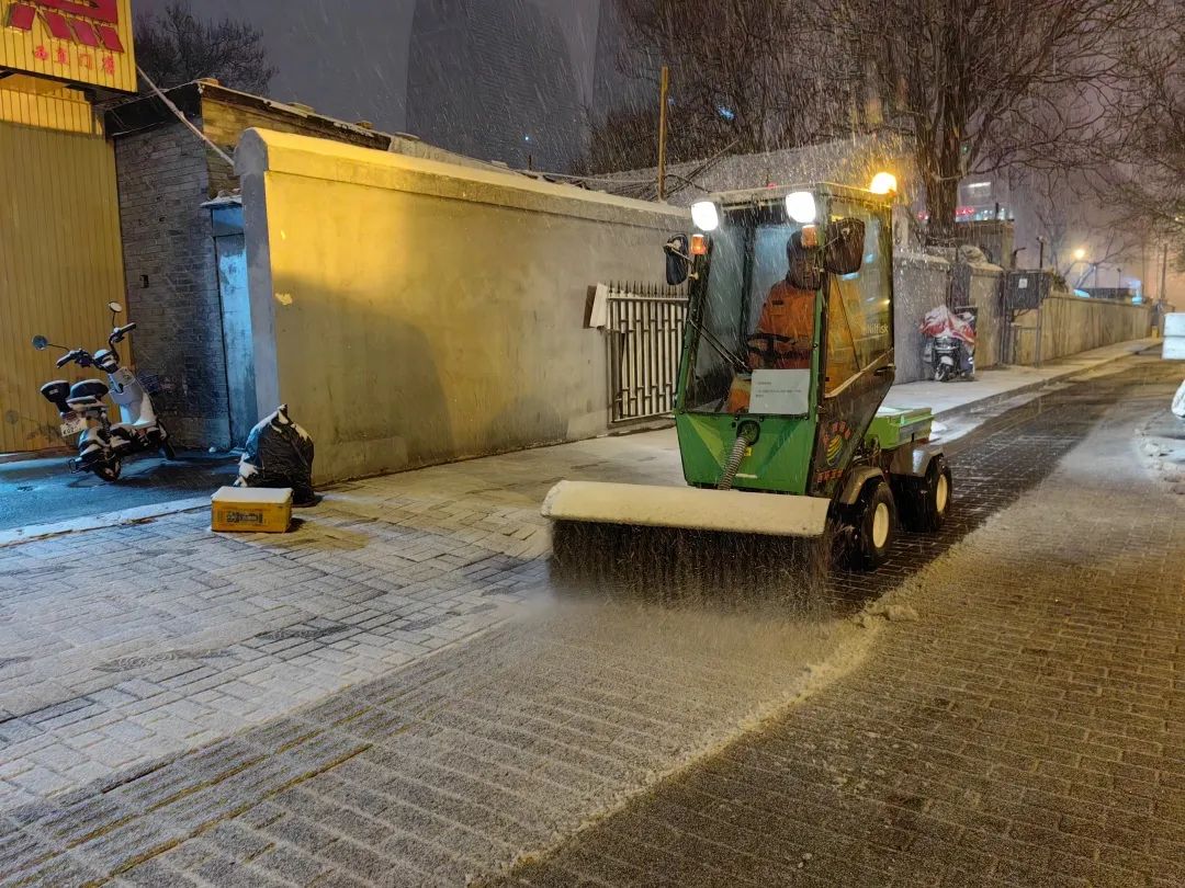 以雪为令，迎雪而行，环雅丽都公司全力做好扫雪铲冰工作