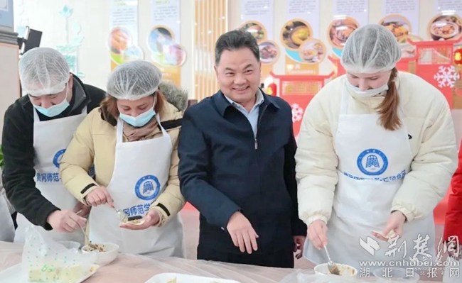 黄冈师院特聘26名食品监督员，冬至节花样饺子为“考研帮”壮行