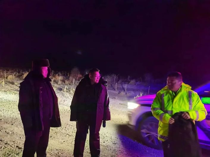 男子游玩被困沙漠 新疆喀什麦盖提县民警深夜成功营救