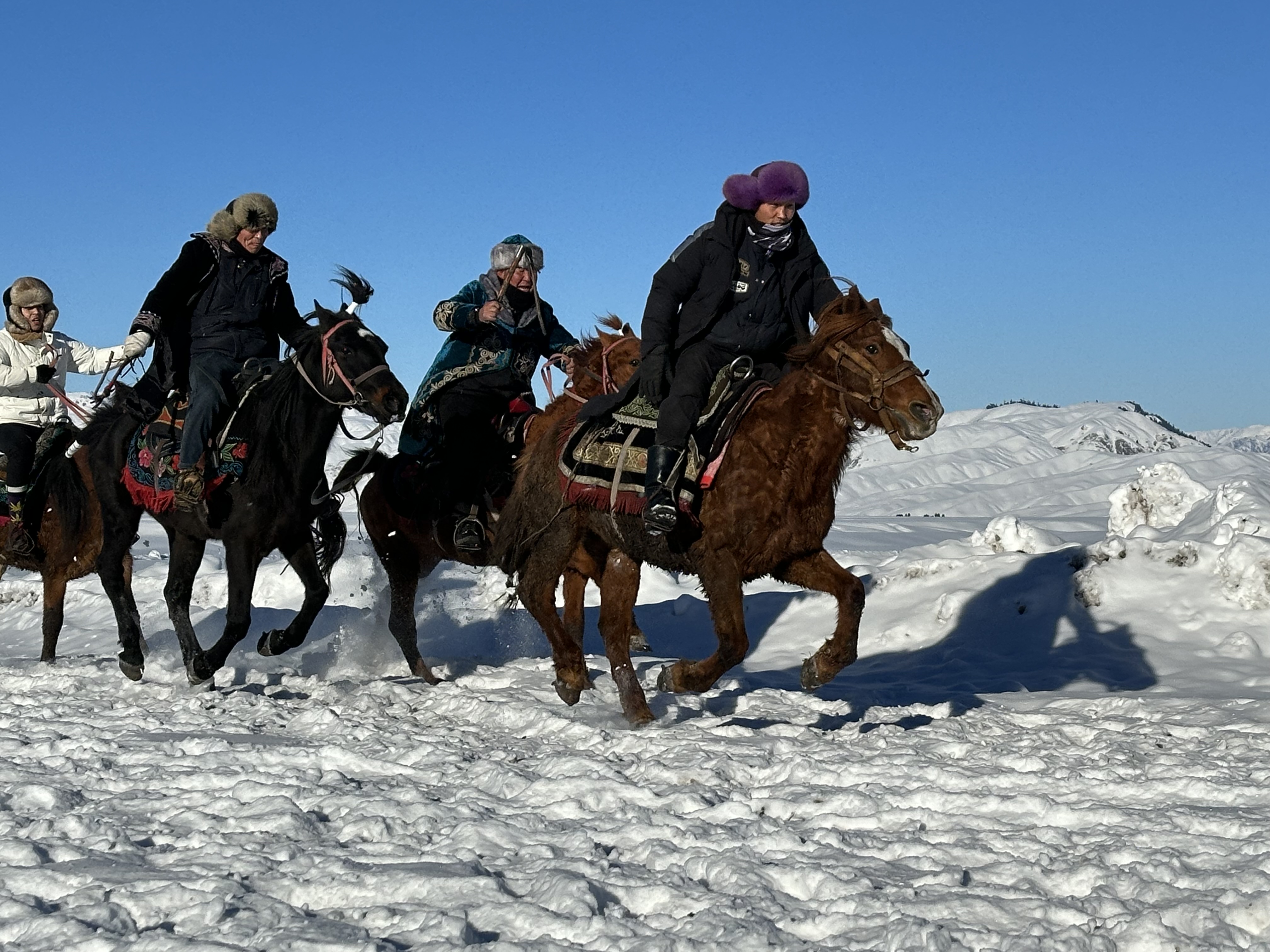 追着雪花看新疆丨冰雪运动激活冬季旅游新动能