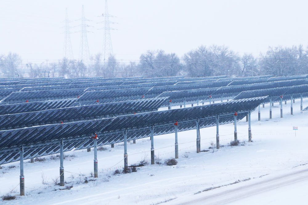 冬日飘雪，新疆的光伏板怎样发电？