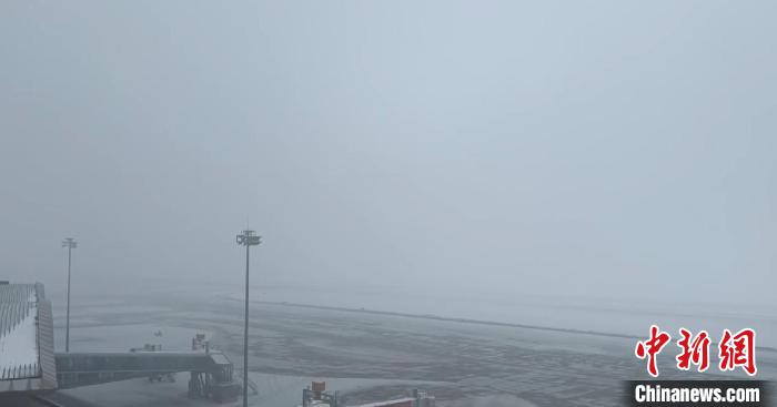 浓雾袭扰乌鲁木齐机场取消21架次进出港航班 周边公路能见度低
