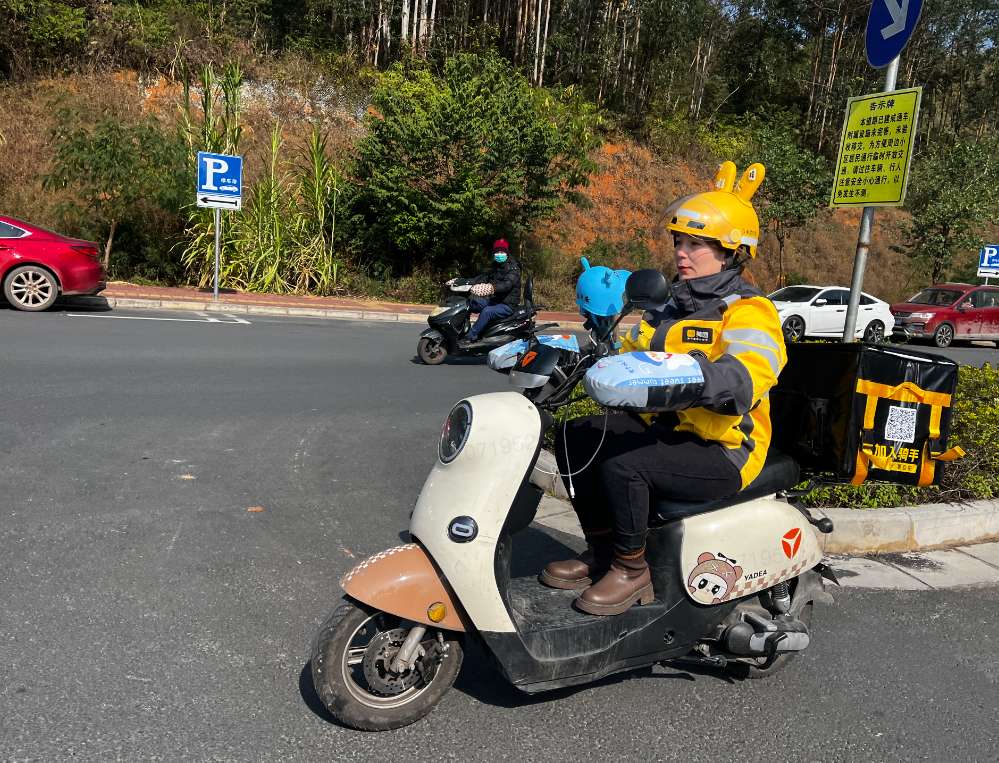 90后新疆女骑手古丽爆火网络,边送外卖边游历祖国