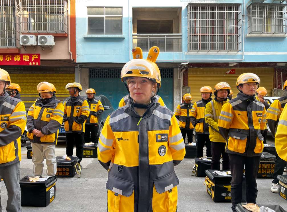 90后新疆女骑手古丽爆火网络,边送外卖边游历祖国