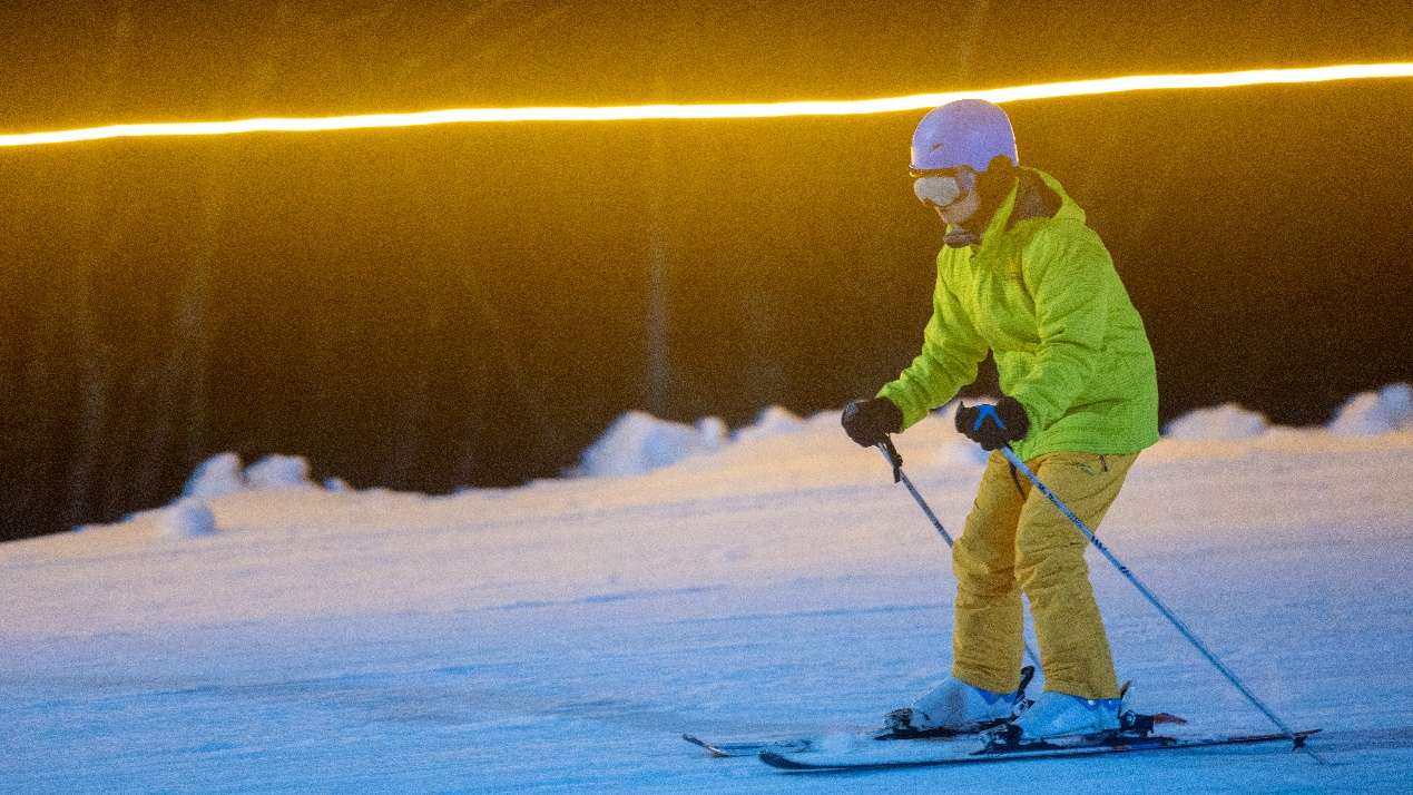 湖北神农架：“夜滑”体验不一样的速度与激情