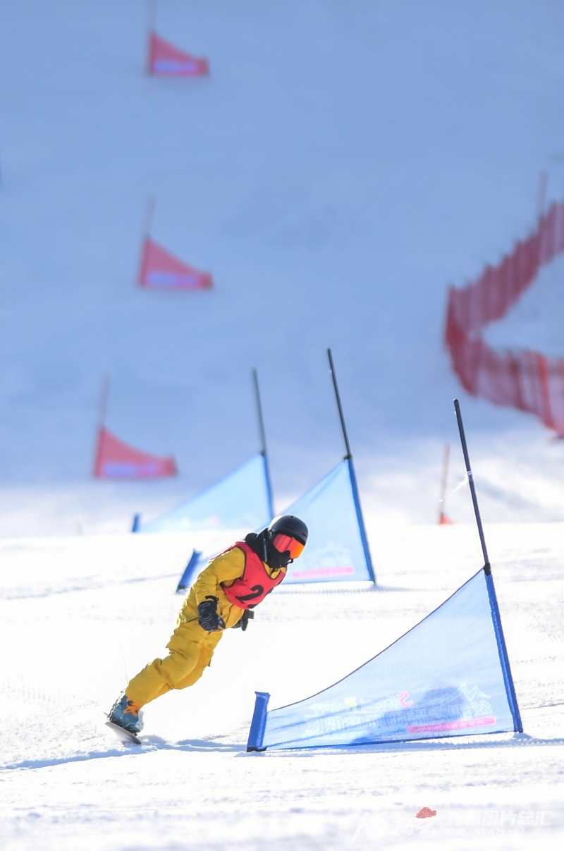 乌鲁木齐200余名青少年竞技高山滑雪冠军赛