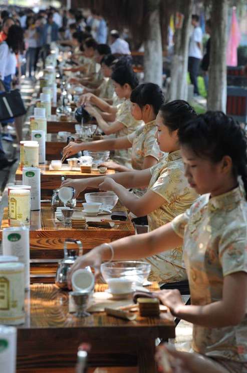 广西职业技术学院“双高”专业群助力茶产业“走出去”