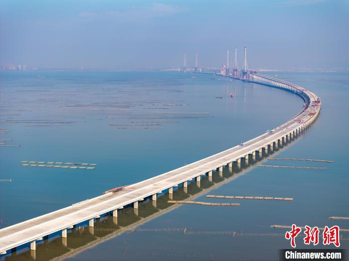 黄茅海跨海通道完成全线节段梁架设