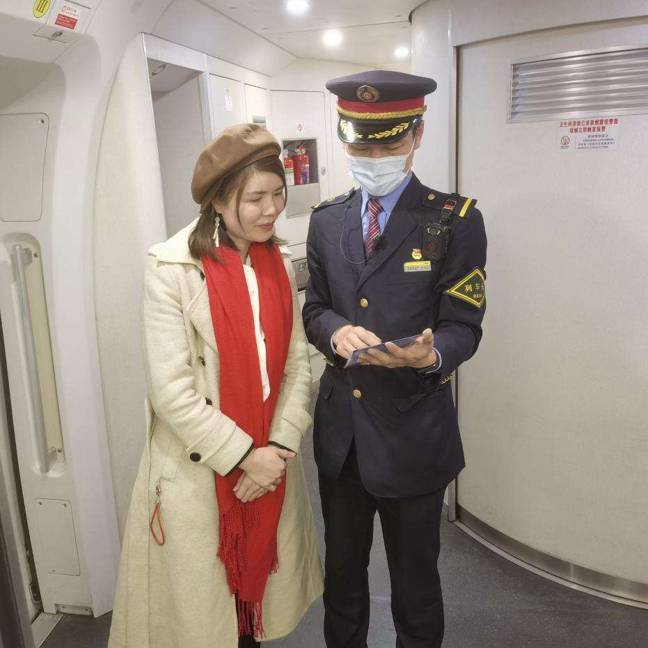 列车长闫志浩：与旅客双向奔赴的守望相助