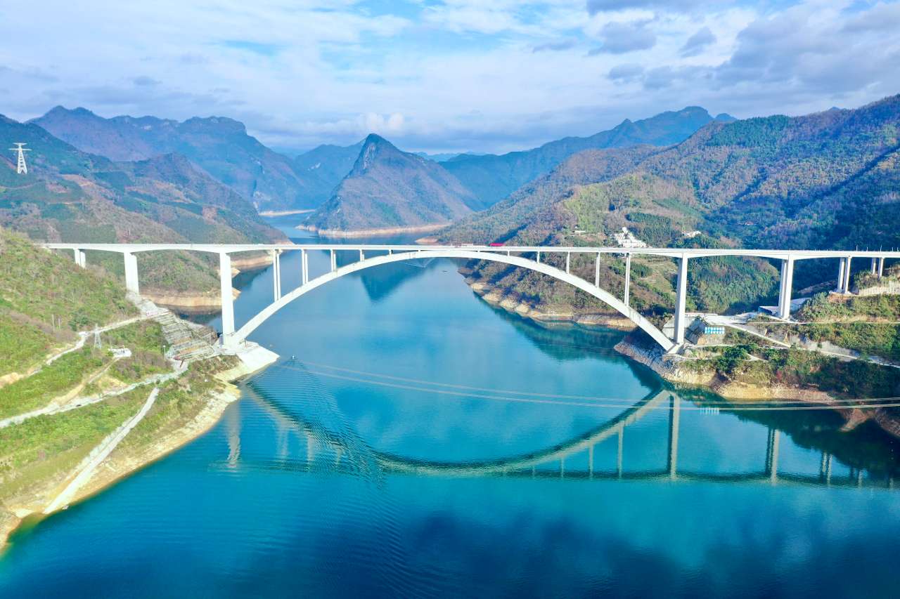 “世界最大跨径拱桥”广西天峨龙滩特大桥建成通车