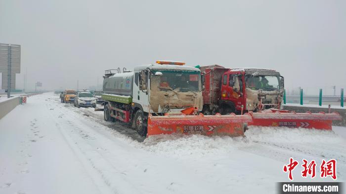 安徽部分地区降暴雪 95个高速公路收费站关闭