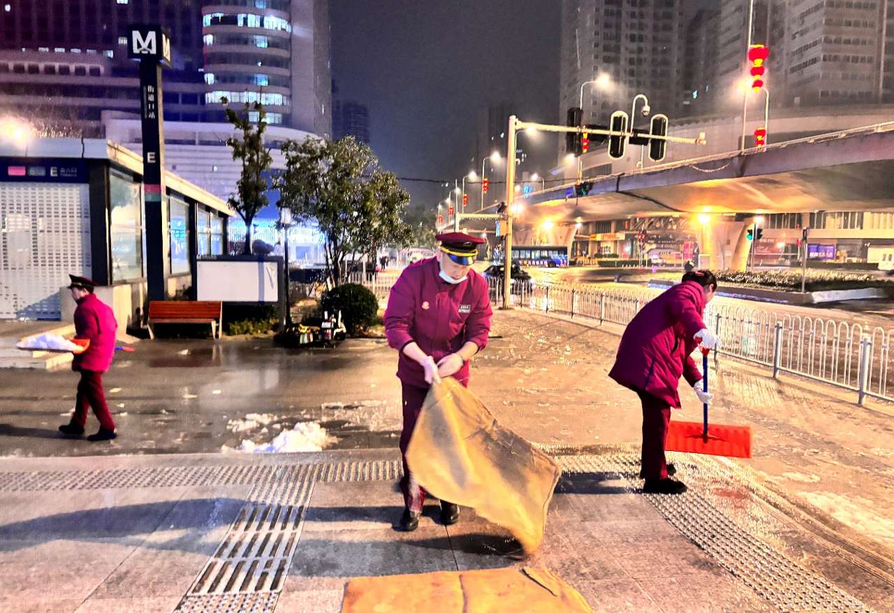 武汉地铁迎战雨雪冰冻天气保障乘客平安出行
