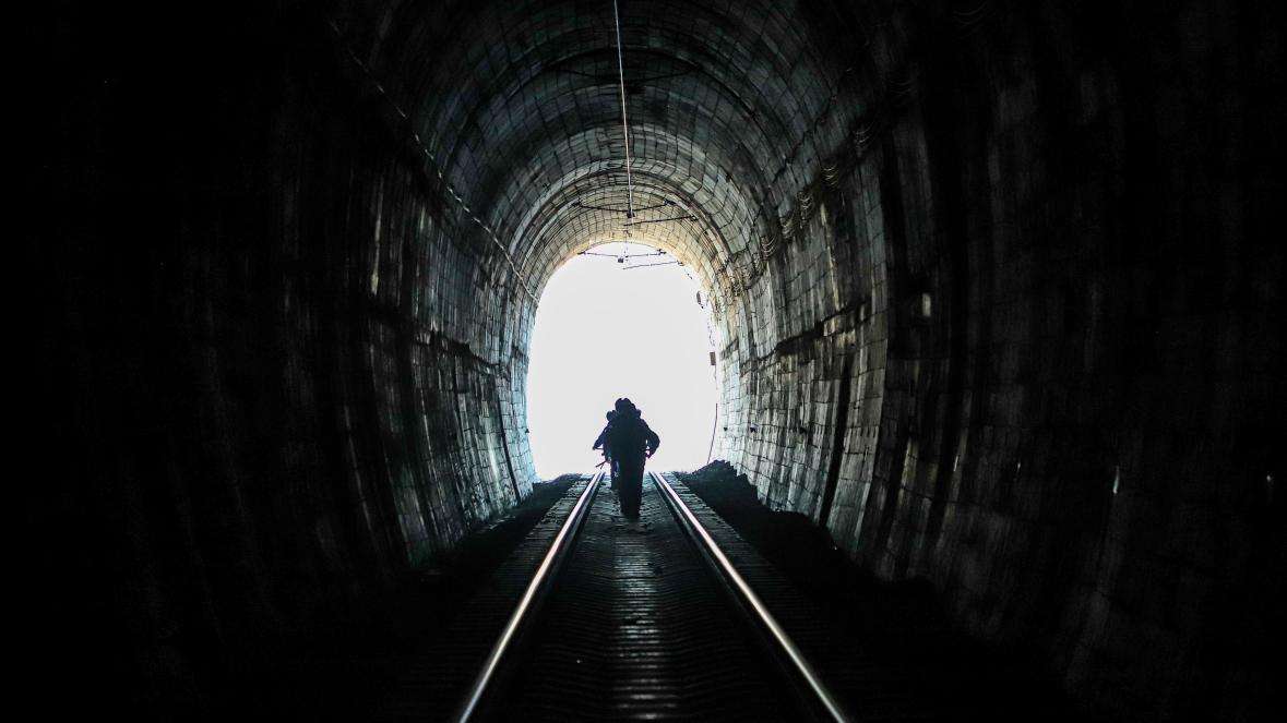 六盘山下的隧道“打冰人”护航春运