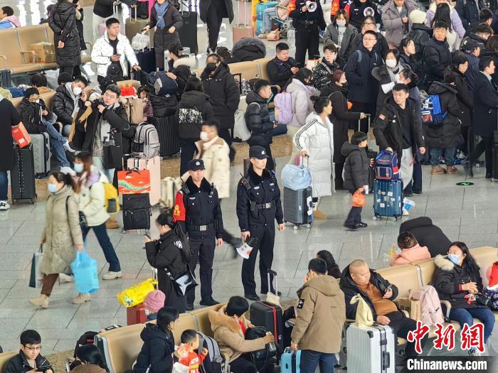 北京铁路警方加强警力部署 全力应对春节返程客流高峰