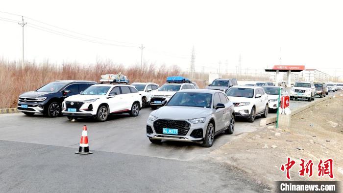 沙尘致青海前往新疆方向的道路交通管制 万人滞留