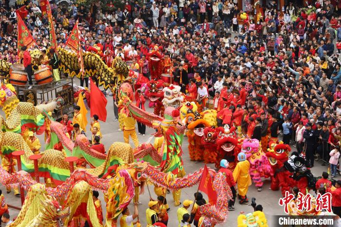 （新春走基层）广西梧州“花式”过春节：年味足 人气满 消费旺