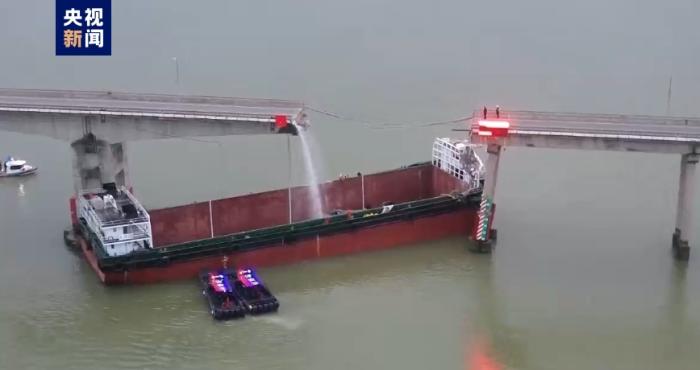 广州南沙沥心沙大桥被船只撞断 有车辆落水 伤亡不明