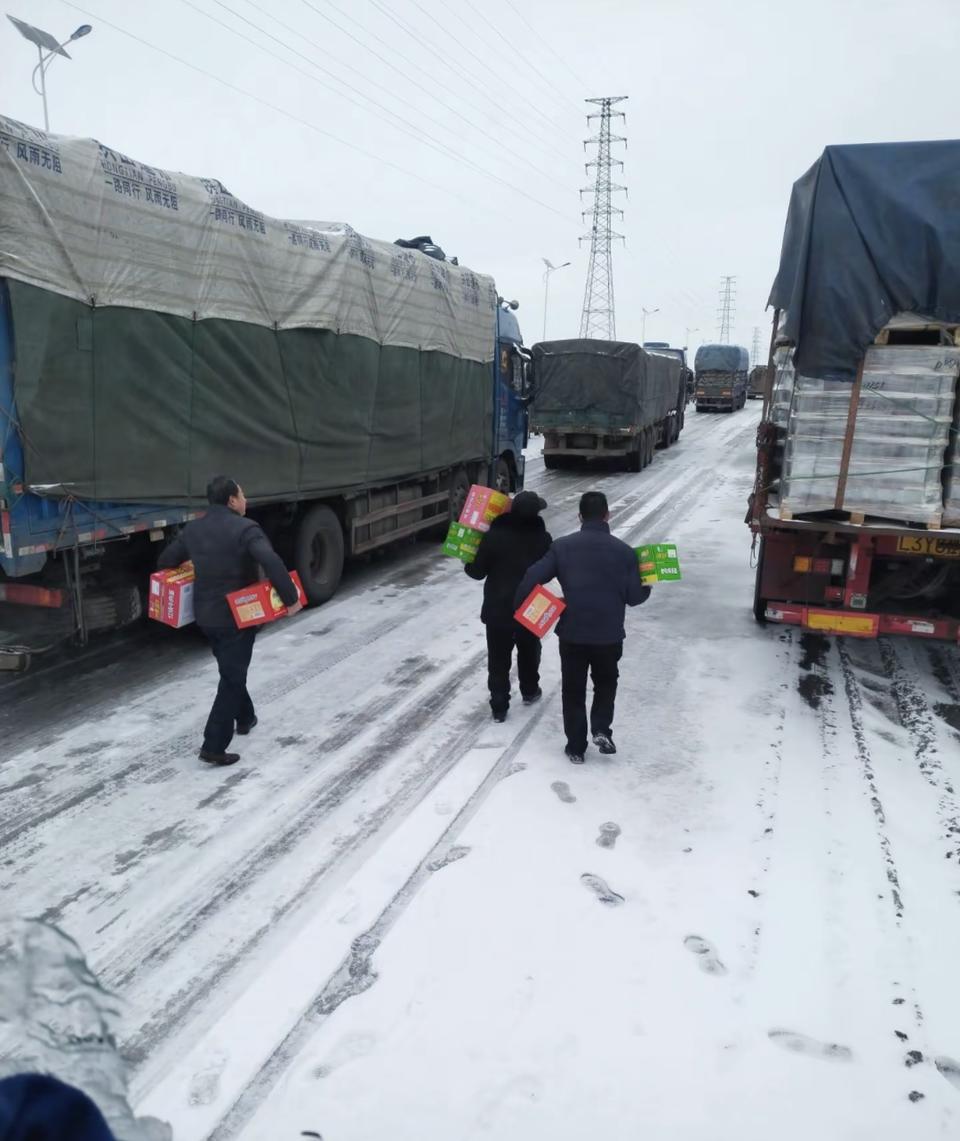 堵在冰雪路上，货车司机迎来一群沂水热心人